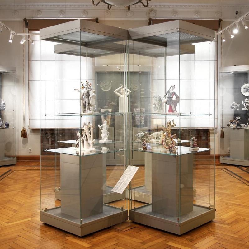 Музейное оборудование для выставок на заказ